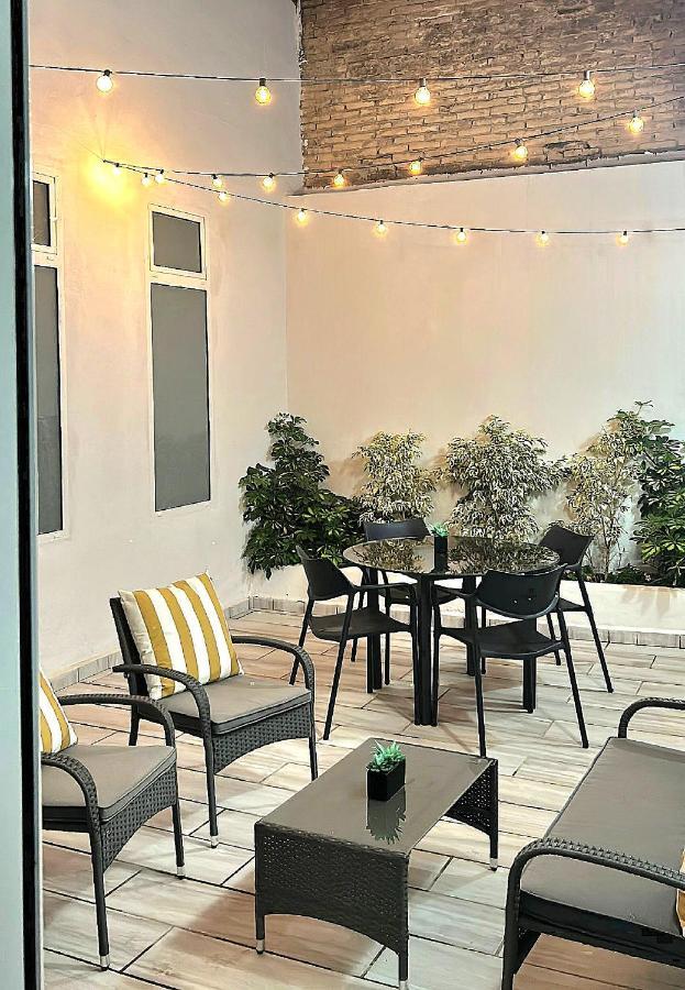 Ferienwohnung New! Renovated, Centrally Located, Private Entrance, Terrace Valencia Exterior foto